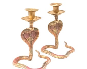 Paar vintage koperen cobrakandelaars met gekleurd email - 18 cm (7") hoog