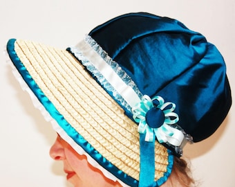 Puede incluir: Un gorro color turquesa con ala de paja, ribete de encaje blanco y corona de satén turquesa. El sombrero presenta una cinta turquesa y una flor decorativa. El ala tiene aproximadamente 30 cm de diámetro.