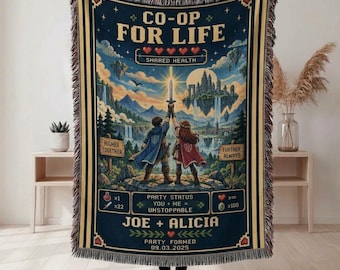 Può includere: Una coperta tessuta raffigurante un paesaggio fantasy con due figure che sollevano una spada verso un castello fluttuante. Il testo include CO-OP FOR LIFE, SHARED HEALTH, HIGHER TOGETHER, FURTHER ALWAYS, PARTY STATUS, JOE + ALICIA e 09.03.2025.