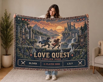 Può includere: Una coperta tessuta che raffigura un paesaggio fantasy con due personaggi che corrono l'uno verso l'altro. Il design include il testo LOVE QUEST, FOREVER MODE, 2-PLAYER MODE, OLIVER e LILY, con icone a forma di cuore, spade e un tramonto.