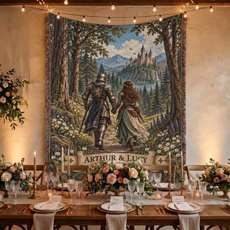 Pu&ograve; includere: Un arazzo rettangolare intrecciato raffigurante un cavaliere in armatura d'argento e una persona con un abito lungo che camminano attraverso una foresta verso un castello in lontananza. Un banner in basso mostra il testo Arthur & Lucy. Include alberi.