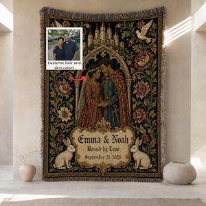 Peut inclure: Une couverture en tapisserie tissée présentant une illustration de style médiéval d'un couple en tenue royale sous une arche, entouré de motifs floraux, d'un château et de deux lapins. Le texte indique Emma & Noah, Bound by Love, September 21, 2026.