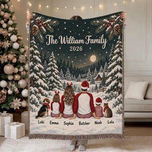 Könnte beinhalten: Eine gewebte Wohndecke mit einer verschneiten Waldlandschaft bei Nacht und Vollmond. Der Text lautet The William Family 2026. Darunter sind eine vierköpfige Familie und zwei Haustiere mit den Namen Loki, Emma, Sophia, Butcher, Noah und Lola abgebildet.