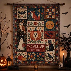 Può includere: Un arazzo da parete rettangolare intrecciato con una griglia di illustrazioni a tema Halloween, tra cui una volpe con cappello da strega, un fantasma, una zucca, un gufo, un gatto nero, un corvo e una luna. Il testo recita THE WILLIAMS EST. 2026.