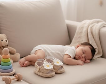 Handmade Crochet Baby Sandals – Beige Knit Shoes with Daisy Flower – Infant Summer Booties for Baby Shower Gift