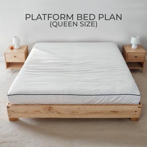 Może przedstawiać: Drewniane łóżko platformowe z białym materacem i czarnym obramowaniem. Łóżko jest otoczone dwoma drewnianymi szafkami nocnymi, każda z lampą i małym pomarańczowym przedmiotem. Tekst "PLATFORM BED PLAN (QUEEN SIZE)" znajduje się nad łóżkiem.