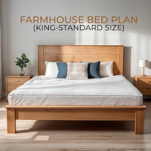 Puede incluir: Una cama de madera de estilo rústico con un colchón de tamaño estándar king. La cama tiene una cabecera y un marco de color marrón claro, con un colchón blanco y almohadas decorativas. El texto "FARMHOUSE BED PLAN (KING-STANDARD SIZE)" se muestra encima de la cama.