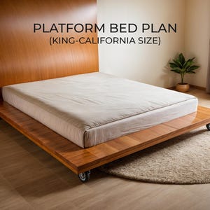 Könnte beinhalten: Ein hölzernes Plattformbett mit Kopfteil. Der Bettrahmen besteht aus hellbraunem Holz und hat eine Matratze mit hellbeigem Bezug. Das Bett steht auf Rollen. Der Text auf dem Bild lautet: PLATFORM BED PLAN (KING-CALIFORNIA SIZE).