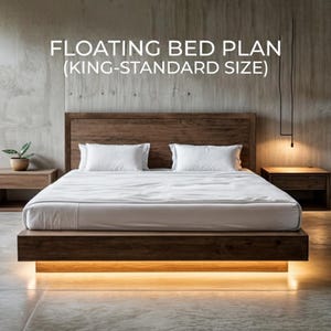 Puede incluir: Un moderno plano de cama flotante en un dormitorio. La cama es de madera oscura y presenta un cabecero, dos almohadas blancas y un edredón blanco. La cama tiene una cálida iluminación debajo de la cama. Se muestra el texto "FLOATING BED PLAN (KING-STANDARD SIZE)".