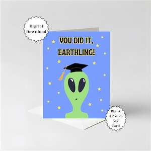Op de afbeelding: Een afstudeerkaart met een groene alien met een zwarte baret en een gele kwast. De kaart heeft de tekst "YOU DID IT, EARTHLING!" op een blauwe achtergrond met gele sterren. De kaart is 10,8 x 14 cm en is blanco van binnen.