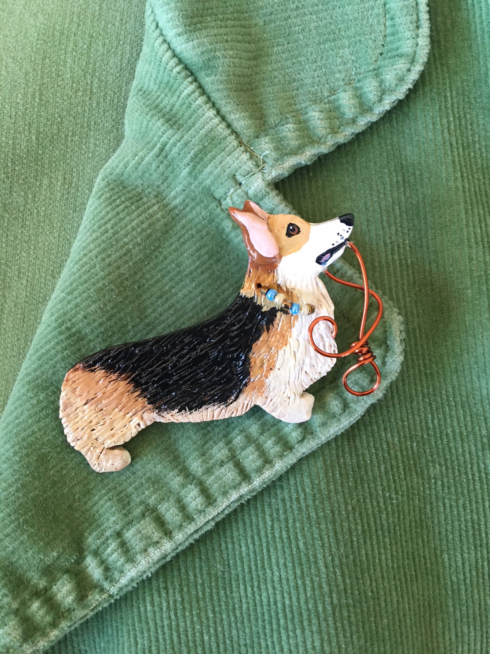 Корги брошь. Бисерная брошь корги. Корги брошь бисер. Брошь корги из полимерной глины. Брошь из бисера корги.