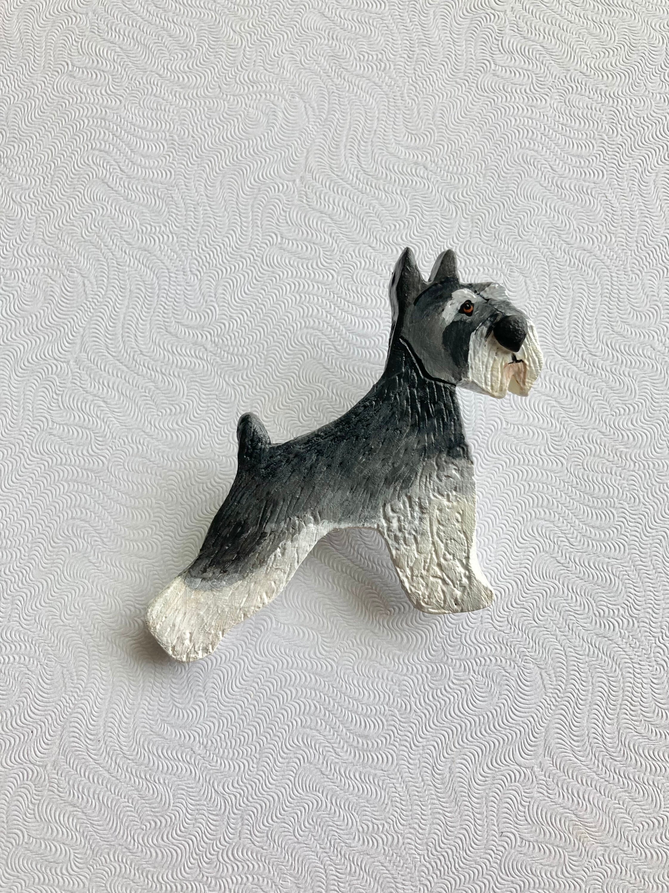 手彫りの粘土製シュナウザーピン：軽量犬用ブローチ - Etsy 日本
