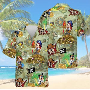 Może przedstawiać: Koszula z krótkim rękawem z motywem pirackim. Wzór przedstawia postacie z kreskówek ubrane w stroje pirackie, skrzynie ze skarbami, flagi pirackie i elementy żeglarskie na jasnym zielonym tle. Koszula jest prawdopodobnie wykonana z lekkiej tkaniny.