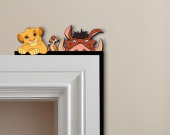 Disney Lion King Hakuna Matata Peekaboo Peeking Peeker Door Corner Sign, Simba Timon Pumbaa Door Sign, Disney Home Decor, Kidroom Decoración