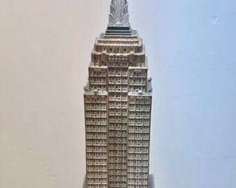 Empire State Building! By Dept 56! RARE, Hard-to-Find Gorgeous Lighted Replica of the Famous NewYork City Iconic Tower!