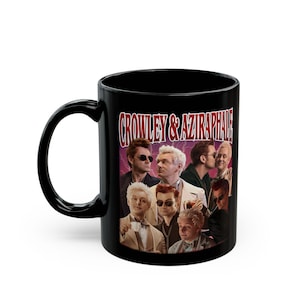 Puede incluir: Taza de cerámica negra con un collage de imágenes de dos personajes y el texto "CROWLEY & AZIRAPHALE" en rojo y blanco. La taza tiene un asa negra y un interior blanco.