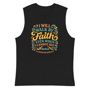 Könnte beinhalten: Schwarzes ärmelloses Shirt mit dem Text "I WILL WALK BY FAITH EVEN WHEN I CANNOT SEE #ButGod 2 Corinthians 5:7" in einem farbenfrohen, stilisierten Design. Der Text ist in Gelb-, Blau- und Orangetönen gehalten.