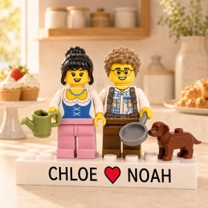 Puede incluir: Dos minifiguras de Lego sobre una base rectangular blanca con el texto CHLOE, un símbolo de corazón rojo y NOAH. La figura de la izquierda tiene pelo negro, top azul y blanco y pantalones rosas, sosteniendo una regadera verde. La figura de la derecha tiene pelo castaño, gafas, camisa estampada y pantalones marrones, sosteniendo una sartén gris. Una pequeña figura de perro marrón está a la derecha.