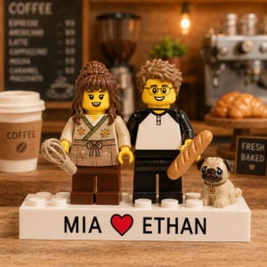 Puede incluir: Dos minifiguras LEGO personalizadas, Mia y Ethan, se sitúan sobre una base rectangular blanca con sus nombres y un corazón rojo impresos. La figura femenina sostiene un batidor, la masculina una barra de pan, junto a un pequeño perro pug.