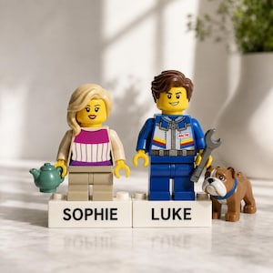 Puede incluir: Dos minifiguras de Lego sobre ladrillos rectangulares blancos con las etiquetas SOPHIE y LUKE. La figura femenina tiene cabello rubio, una blusa magenta y blanca, y sostiene una tetera verde. La figura masculina viste una chaqueta Arctic azul y sostiene una llave inglesa.