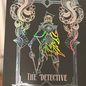 IMPRESIÓN EN LÁMINA Neve Gallus, el detective compañero dragón de las sombras de Dragon Age Veilguard