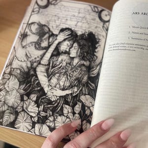 Puede incluir: Una ilustración en blanco y negro de una pareja abrazándose en un jardín. La imagen es de un libro titulado "Ars Arcanum". El texto de la página incluye una lista de contenidos para el libro.