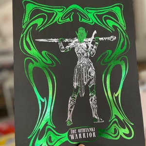 Può includere: Una stampa nera e verde con un contorno argentato di una guerriera che tiene una spada. Il testo "THE GITHYANKI WARRIOR" è in fondo alla stampa.