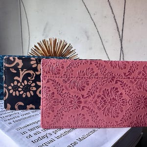 Cartera de piel auténtica de grano completo para ella · Regalo para el Día de la Madre · Diseño floral exquisito · Espaciosos compartimentos de acceso rápido y ocultos