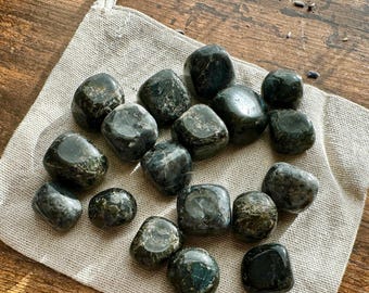 Healing Crystal - Larvikite (Grounding + Inner Vision) - Cosmic North