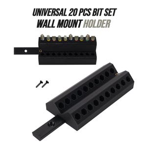 Può includere: Supporto a parete nero per punte con un set di 20 punte. Il supporto ha un design rettangolare con fessure esagonali per punte. Il testo "UNIVERSAL 20 PCS BIT SET WALL MOUNT HOLDER" è stampato in alto. Include due viti.