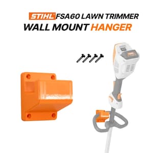 Op de afbeelding: Een oranje wandmontagebeugel voor een Stihl FSA60 grastrimmer. De afbeelding toont de beugel, schroeven en een grastrimmer. De tekst op de afbeelding luidt "STIHL FSA60 LAWN TRIMMER WALL MOUNT HANGER."