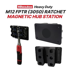 以下が含まれることがあります： Milwaukee Heavy Duty M12 FPTR (3050) ラチェット用マグネットハブステーション。赤と黒のコードレスラチェットと黒いソケットオーガナイザー、黒い長方形の取り付けプレート、黒いソケットホルダーブロックで構成されています。
