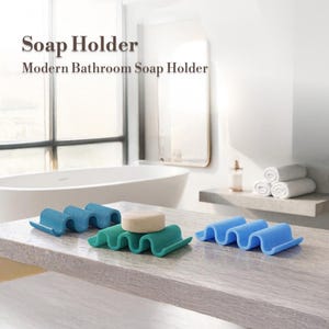 Pode incluir: Saboneteiras modernas para casa de banho, em azul e verde-azulado, com um design ondulado. Uma saboneteira tem uma barra de sabão. O texto "Soap Holder" e "Modern Bathroom Soap Holder" é exibido.