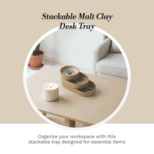 Könnte beinhalten: Ein stapelbares Schreibtischtablett aus beigefarbenem Malzton mit drei Abschnitten. Das Tablett enthält kleine Gegenstände wie Büroklammern und Schlüssel. Eine weiße Kerze steht daneben. Der Text auf dem Bild lautet "Stackable Malt Clay Desk Tray" und "Organize your workspace with this stackable tray designed for essential items."