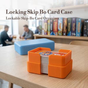 Puede incluir: Un estuche naranja para cartas Skip-Bo con un montón de cartas dentro. Detrás, una caja rectangular azul. El texto "Locking Skip Bo Card Case" y "Lockable Skip-Bo Card Organizer" está en la parte superior.