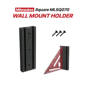 Może przedstawiać: Czarny uchwyt ścienny do kątownika, z napisem "Milwaukee Square MLSQ070 WALL MOUNT HOLDER". Uchwyt przeznaczony jest do montażu narzędzia kątowego. Zawiera trzy śruby do instalacji. Kątownik jest czerwony i posiada oznaczenia pomiarowe.