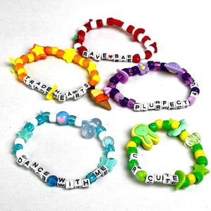 Handgemaakte Kandi-armband: flirterige rave-kralensieraden