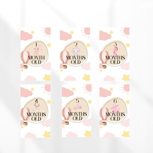 Cartes d'étapes importantes pour les bébés filles (de 1 MOIS à 1 AN)