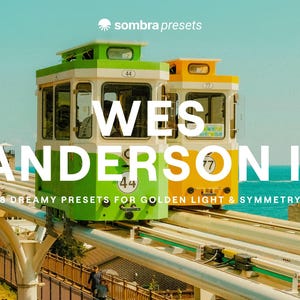 Może przedstawiać: Obraz dwóch kolorowych wagonów kolei jednoszynowej, jeden zielony i jeden żółty, na tle turkusowego morza i nieba. Tekst "WES ANDERSON II" jest wyraźnie wyświetlany, z hasłem "8 DREAMY PRESETS FOR GOLDEN LIGHT & SYMMETRY".
