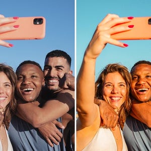 Könnte beinhalten: Drei Freunde machen ein Selfie mit einem rosa Smartphone. Sie lächeln und lachen, mit den Armen umeinander. Das Foto wurde im Freien an einem sonnigen Tag aufgenommen.