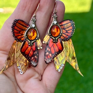 Monarchfalter Ohrringe, Feenflügel Schmuck, wunderliche Ohrhänger, Märchenhochzeit, irisierend, Jugendstil Schmuck, orange