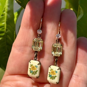 Vintage Rosen Porzellan Ohrringe: Swarovski Kristall Antik-Brass Ohrhänger