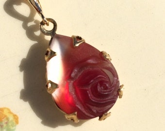RARE collier pendentif en verre allemand vintage rose rouge, plaqué or 16 carats dépoli bicolore, cadeau de fête des mères, cottagecore, bijoux souvenir