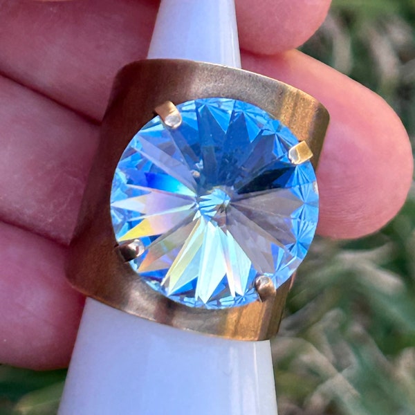 Bague réglable vintage en laiton antique Swarovski autrichienne 18 mm ronde bleu saphir Rivoli déjoué