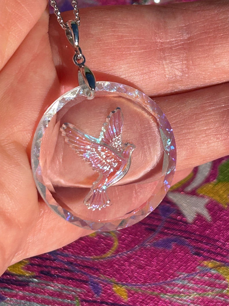 Collier vintage avec pendentif en argent en forme d'oiseau qui vole en verre taille-douce, aurore boréale colombe image 1