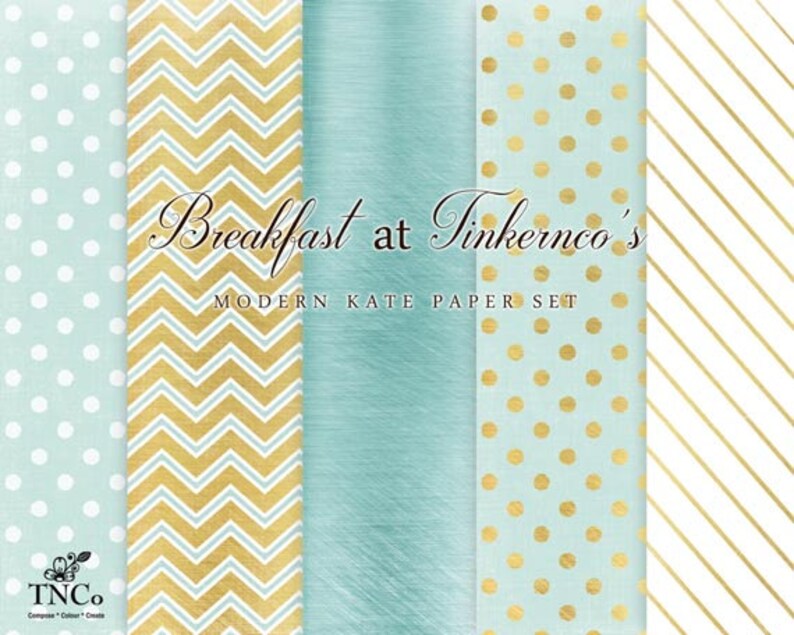Peut inclure: Un ensemble de quatre motifs de papier num&eacute;rique dans un style moderne. Les motifs comprennent des pois blancs sur un fond bleu clair, des chevrons dor&eacute;s sur un fond bleu clair, un fond textur&eacute; bleu clair, des pois dor&eacute;s sur un fond bleu clair et des rayures dor&eacute;es sur un fond blanc. Le texte "Breakfast at Tinkerco's MODERN KATE PAPER SET" est affich&eacute; sur l'image.