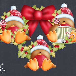 Puede incluir: Tres petirrojos de dibujos animados con gorros de Pap&aacute; Noel est&aacute;n acurrucados en una corona de acebo roja y verde. Los petirrojos sostienen bastones de caramelo y una taza de chocolate caliente.