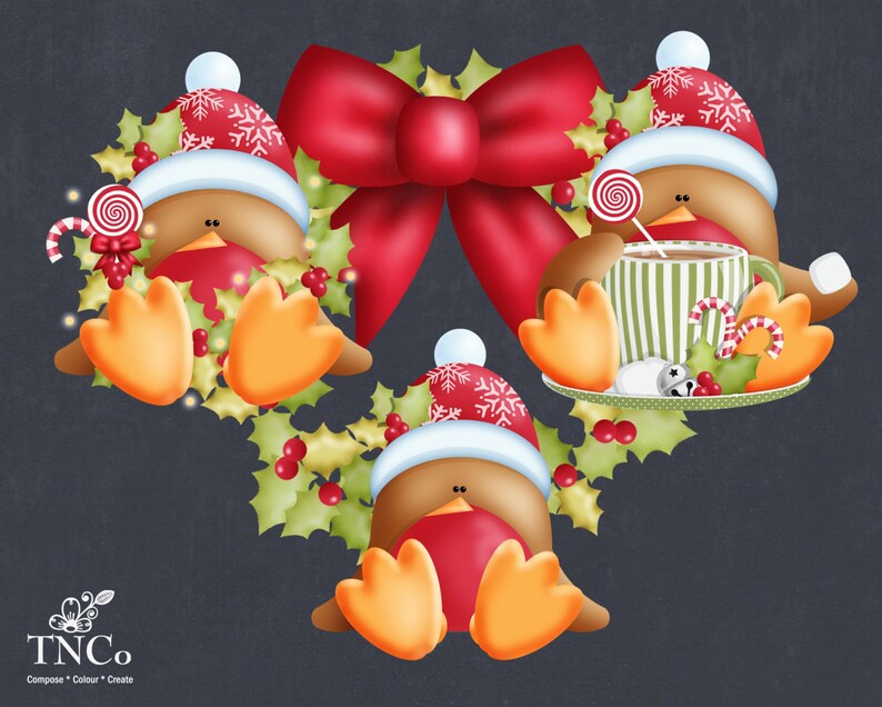 Puede incluir: Tres petirrojos de dibujos animados con gorros de Pap&aacute; Noel est&aacute;n acurrucados en una corona de acebo roja y verde. Los petirrojos sostienen bastones de caramelo y una taza de chocolate caliente.