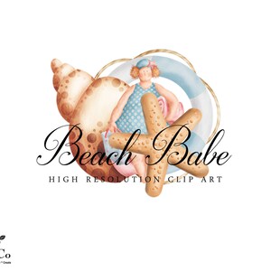Op de afbeelding: Een digitale illustratie van een cartoonmeisje dat een blauw-witte jurk en een roze hoed draagt, zittend op een schelp en een zeester. De tekst "Beach Babe" is geschreven in een cursief lettertype met de woorden "High Resolution Clip Art" eronder.