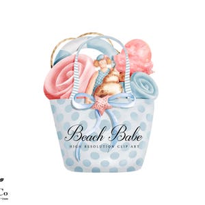 Op de afbeelding: Een blauwe en witte geblokte strandtas met een blauw lint en een ster. De tas is gevuld met een roze en witte strandhanddoek, een blauw en witte gestreepte handdoek, een blauw en witte gestreepte strandhoed en een roze en witte ijshoorn. De tekst "Beach Babe" staat op de tas.